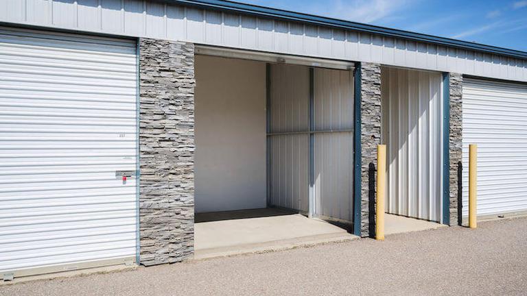 Rent North York storage units at 835 York Mills Rd. We offer a wide-range of affordable self storage units and your first 4 weeks are free!